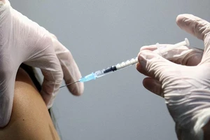 Những điều chưa biết trong đàm phán vaccine giữa các hãng dược và các chính phủ. Ảnh: REUTERS