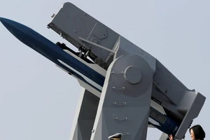 Nhà lãnh đạo Đài Loan Thái Anh Văn trên khinh hạm PFG-1112 Ming Chuan. Ảnh: REUTERS