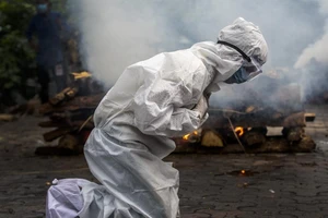 Một phụ nữ suy sụp khi cầu nguyện trước lễ hỏa táng của một người thân đã tử vong vì COVID-19 ở Gauhati, Ấn Độ. Ảnh: AP / ANUPAM NATH