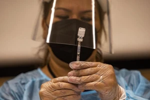 Người tiêm vaccine sởi được bảo vệ trọn đời, vì sao vaccine COVID-19 lại không? Ảnh: BLOOMBERG