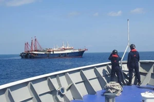 Tuần duyên Philippines (PCG) xua đuổi tàu dân quân Trung Quốc tại bãi Sa Bin thuộc quần đảo Trường Sa của Việt Nam. Ảnh: PCG