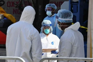 Đại dịch COVID-19: Mỹ vượt mức 700.000 ca tử vong. Ảnh: FT