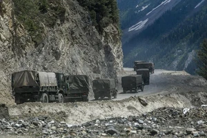 Một đoàn xe quân đội Ấn Độ chở quân tiếp viện và tiếp liệu đi qua một con đèo cao ở Ladakh, giáp biên giới với Trung Quốc. Ảnh: GETTY IMAGES/ TNS