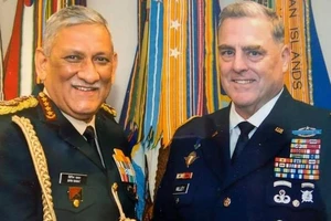 Tổng tham mưu trưởng Quốc phòng Ấn Độ Bipin Rawat (trái) và Tướng Mark Milley - Chủ tịch Hội đồng Tham mưu trưởng Liên quân Mỹ. Ảnh: PTI
