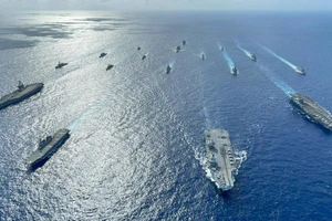 Nhóm tác chiến tàu sân bay của Anh hoạt động tại biển Philippines cùng hải quân Mỹ, Nhật, New Zealand, Canada, Hà Lan. Ảnh: COMMANDER UK CARRIER STRIKE GROUP / TWITTER