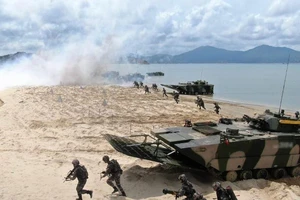 Binh sĩ Trung Quốc tham gia một cuộc diễn tập chiến đấu ở khu vực ven biển tỉnh Quảng Đông ngày 1-6-2020. Ảnh: TÂN HOA XÃ