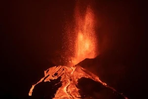 Dung nham chảy ra sau khi một phần hình nón của núi lửa Cumbre Vieja sụp đổ vào ngày 10-10 ở La Palma. Ảnh: CNN