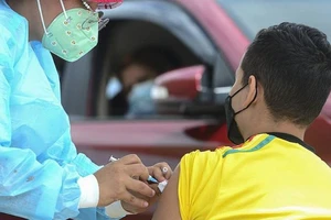 Một cậu bé được tiêm vaccine Pfizer / BioNTech ở Tegucigalpa, Honduras. Ảnh: AFP