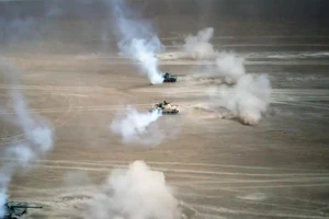 Ảnh chụp màn hình từ đoạn phim CCTV cho thấy cuộc tập trận xe tăng quân đội Trung Quốc trên dãy Karakoram. Ảnh: SCMP