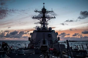 Tàu khu trục mang tên lửa dẫn đường lớp Arleigh Burke USS Dewey của hải quân Mỹ trong cuộc tập trận RIMPAC năm 2018. Ảnh: REUTERS 