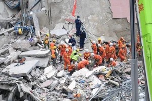 Hiện trường vụ sập khách sạn Xinjia. Ảnh: XINHUA 