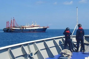 Lực lượng tuần duyên Philippines giám sát các tàu Trung Quốc tại Biển Đông. Ảnh: AFP