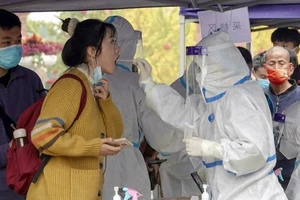 Trung Quốc hủy bay, đóng cửa trường học, quyết dập dịch đưa số ca nhiễm về 0. Ảnh: AFP