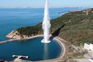 Quân đội TQ thử nghiệm nổ dưới nước mô phỏng cuộc tấn công cầu cảng đối phương. Ảnh: CCTV