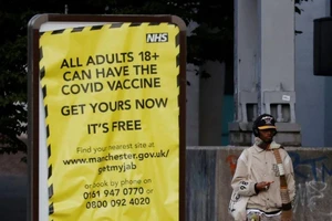 Người đã tiêm vaccine COVID-19 vẫn có thể lây biến thể Delta cho người thân. Ảnh: REUTERS