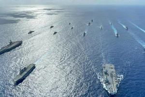 Các tàu chiến của Anh, Nhật, Mỹ tập trận tại biển Philippines. Ảnh: SCMP