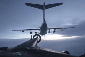 Máy bay Il-76 (phía trên) đang tiếp nhiên liệu cho một máy bay ném bom chiến lược Tu-95MS của Nga. Ảnh: AP