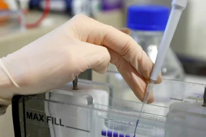 Trung Quốc tìm ra kháng thể vô hiệu hóa mọi biến thể của virus gây COVID-19. Ảnh: REUTERS