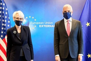 Thứ trưởng Ngoại giao Mỹ Wendy Sherman (trái) và Tổng thư ký Cơ quan đối ngoại EU Stefano Sannino tại cuộc đối thoại hồi tháng 5 ở Brussels, Bỉ. Ảnh: US.EU