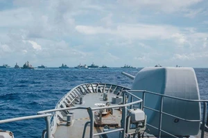 Tàu HMNZS Te Kaha của New Zealand tập trận cùng các tàu của hải quân đối tác trên biển Philippines. Ảnh: NZDF / STUFF