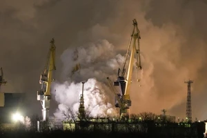 Cháy tàu hộ vệ trang bị tên lửa của Nga. Ảnh: AP