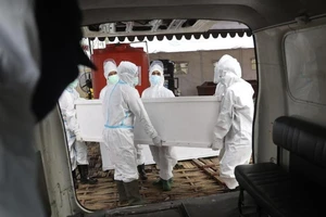 Số ca tử vong do COVID-19 trên toàn cầu vượt qua con số 5 triệu. Ảnh: AP