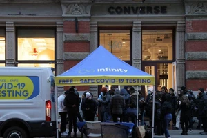 CDC Mỹ giảm thời gian cách ly với người nhiễm COVID-19 xuống còn 5 ngày. Ảnh: REUTERS