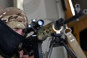 Một tay súng bắn tỉa của Nga tham gia cuộc tập trận tại dãy Kadamovsky, vùng Rostov hôm 13-1. Ảnh: REUTERS