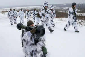 Lính Ukraine huấn luyện với vũ khí Anh vừa chuyển giao. Ảnh: REUTERS