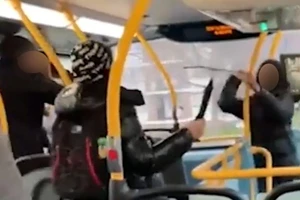  2 cậu teen đấu dao đấu kiếm trên xe buýt giữa London. Ảnh: SARZ / TWITTER