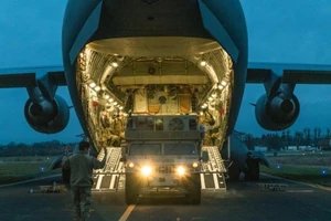  Đoạn video cho thấy quân đội Mỹ đã đến sân bay Wiesbaden và dỡ các gói hàng và phương tiện. Video: RUPTLY