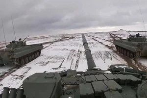  Xe tăng Nga diễn tập tác chiến tại Belarus giữa căng thẳng Ukraine. Video: BỘ QUỐC PHÒNG NGA