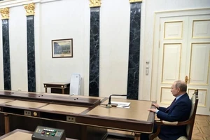 Hình ảnh Tổng thống Putin ngồi họp với Bộ trưởng Quốc phòng Nga Sergey Shoigu. Ảnh: AP