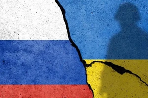 Cờ Nga (bên trái) và cờ Ukraine. Ảnh: RAPPLER