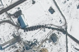 Ảnh vệ tinh cho thấy một tiểu đoàn súng trường cơ giới trong một đoàn xe gần Soloti, Nga ngày 20-2. Ảnh: MAXAR TECHNOLOGIES/REUTERS