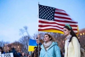 Người biểu tình phản đối việc Nga tấn công Ukraine tại Quảng trường Lafayette, đối diện Nhà Trắng, Washington,D.C. Ảnh: AFP 