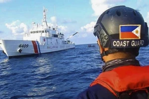 Lực lượng tuần duyên Philippines gần đá Ba Đầu thuộc quần đảo Trường Sa của Việt Nam. Ảnh: AP