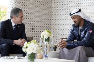 Ngoại trưởng Mỹ Antony Blinken và Thái tử tiểu vương Abu Dhabi của UAE – ông Sheikh Mohamed bin Zayed Al Nahyan. Ảnh: REUTERS