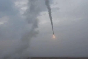 Nga phóng tên lửa hành trình siêu thanh vào kho nhiên liệu quân sự Ukraine. Ảnh: BỘ QUỐC PHÒNG NGA