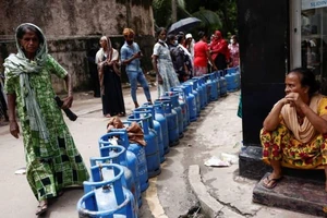 Người dân xếp hàng mua bình ga tại Sri Lanka. Ảnh: REUTERS