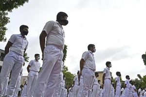 Thiếu ngoại tệ để nhập nhiên liệu, Sri Lanka đóng cửa các văn phòng chính phủ, trường học. Ảnh: AFP