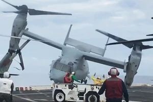 Khoảnh khắc máy bay 'chim ưng biển' của Mỹ gặp nạn khi đáp xuống tàu đổ bộ. Ảnh: THE DRIVE