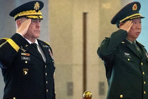 Tướng Mark Milley (trái) – tổng tham mưu trưởng liên quân Mỹ và người đồng cấp Trung Quốc Lý Tác Thành. Ảnh: AP