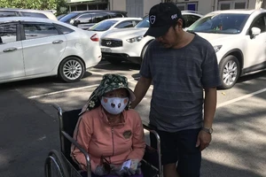 Trao tiền giúp chị Hoa Mai sớm trở về với các con