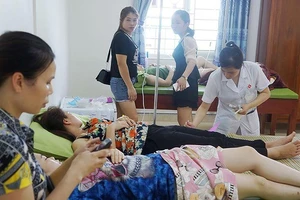 Ngộ độc khi ăn tiệc ở nhà hàng: Cần làm gì để đòi quyền lợi?