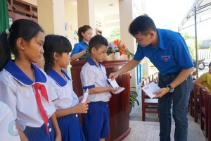 Báo Pháp Luật TP.HCM trao 70 suất học bổng cho HS Quảng Ngãi