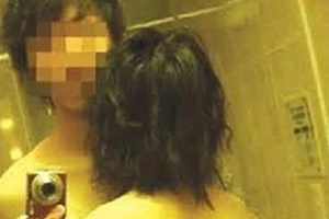 Xử lý thế nào khi bị dọa tung ảnh nóng?