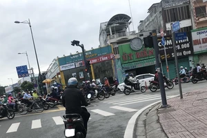 Mức phạt lỗi đè vạch kẻ đường khi dừng đèn đỏ 