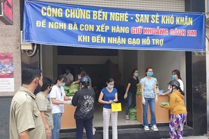 Văn phòng công chứng Bến Nghé phát gạo cho người nghèo