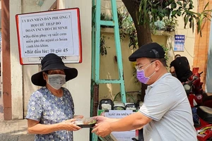 UBND phường 3, quận 11 phát cơm miễn phí cho người khó khăn